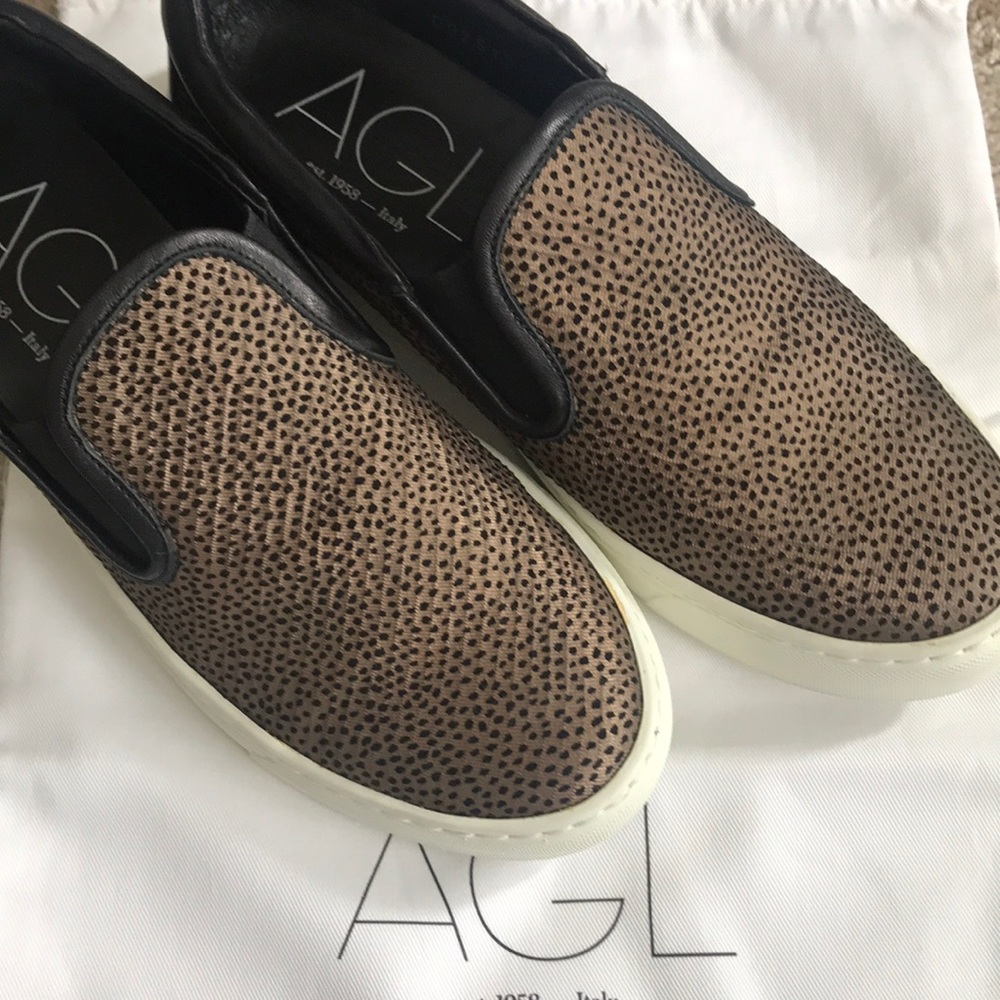 AGL slip on sneaker black gold 6.5 slip on